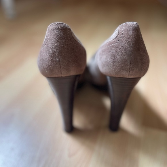 STUART WEITZMAN TASSUP SUEDE STACKED HEEL PLATFORM TASSELED LOAFER IN HAZE Sz8.5 - Picture 9 of 10